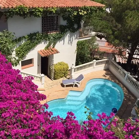 Mundo Royale With Pool